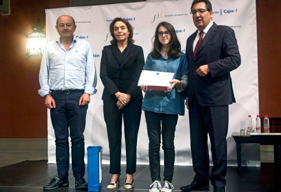 Luna González Silva, del IES Aguilar y Eslava de Cabra y ganadora por la provincia de Córdoba, junto a su profesor José Aroca.