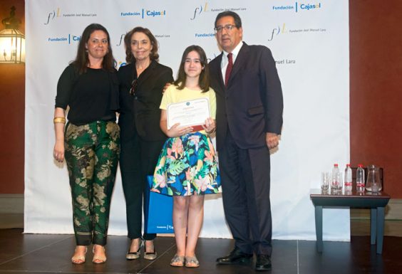 Laura González Domínguez, ganadora por la provincia de Málaga, junto a su profesora Pilar Rico Narváez, del IES Licinio de la Fuente de Coín.